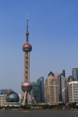 Der Orientel Pearl Tower auf der Pudong Seite von Shanghai.